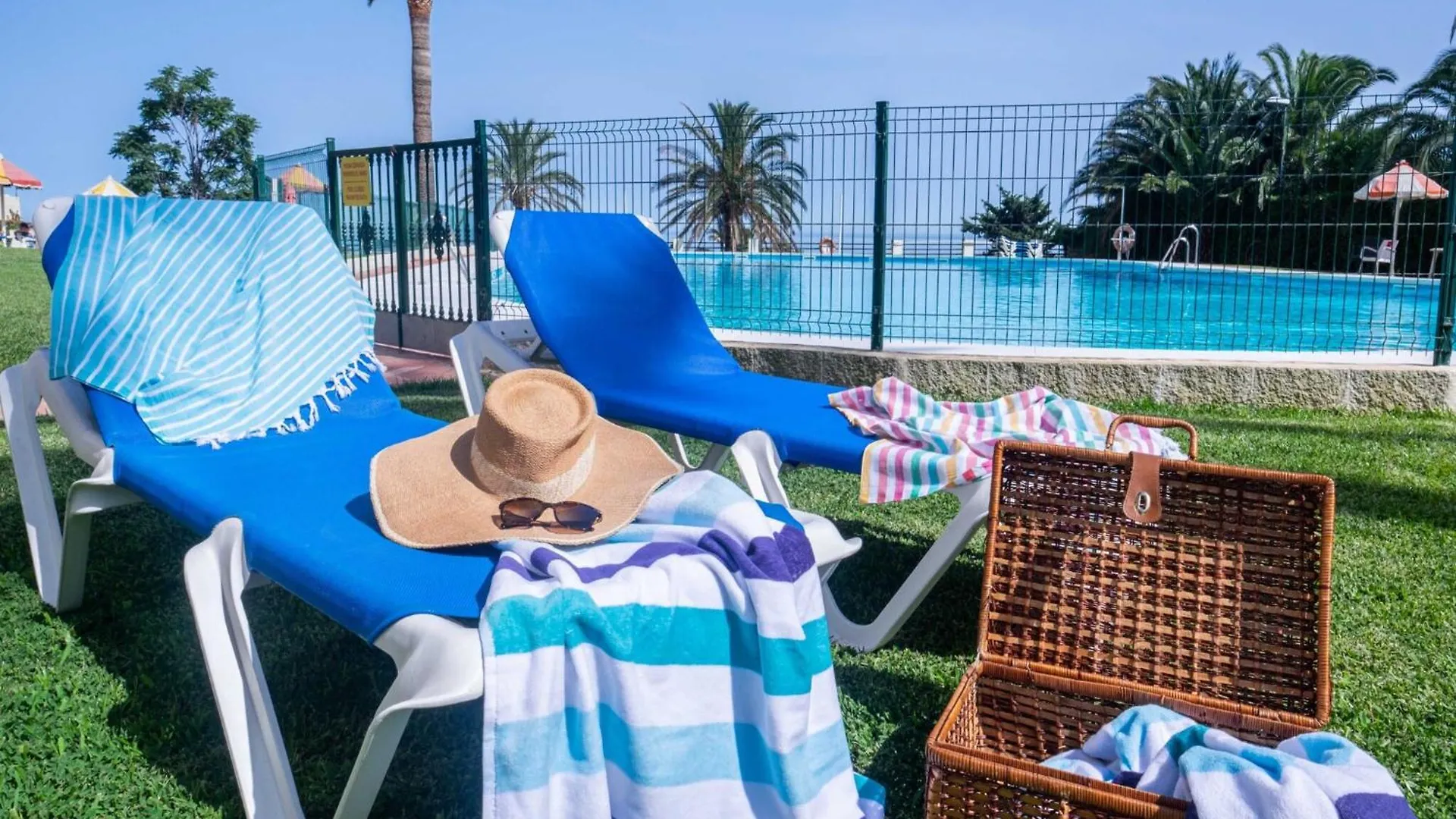Апартаменты Coastal Comfort For Four In Торремолинос